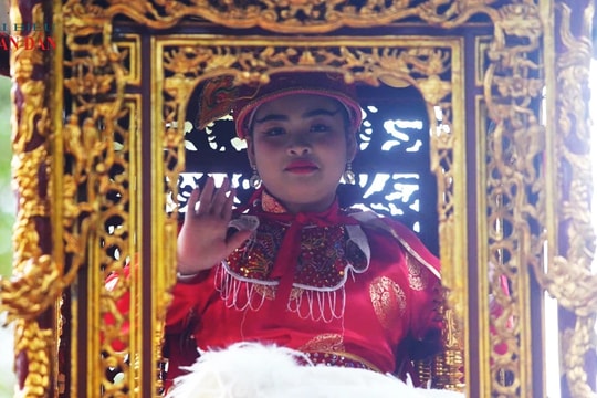 Độc đáo màn rước kiệu "nữ tướng" tại lễ hội Gióng đền Sóc 2025