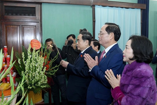 Chủ tịch Quốc hội Trần Thanh Mẫn thắp hương tưởng nhớ Chủ tịch Hồ Chí Minh tại Nhà 67