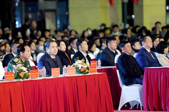 Chủ tịch Quốc hội Trần Thanh Mẫn dự Chương trình nghệ thuật đặc biệt "95 năm - Ánh sáng soi đường"