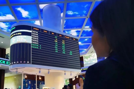 Chứng khoán chào Xuân mới bằng một phiên giao dịch “đỏ lửa”