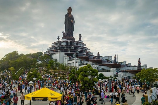 Hơn 180.000 lượt khách du xuân ngày đầu khai hội núi Bà Đen, Tây Ninh