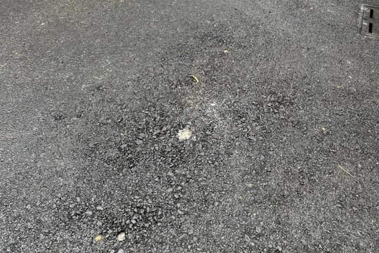 Dự án đường liên thôn hàng chục tỷ vừa trải nhựa xong đã ‘nham nhở’, Ban quản lý dự án xác định do lỗi thi công, yêu cầu nhà thầu khắc phục ngay