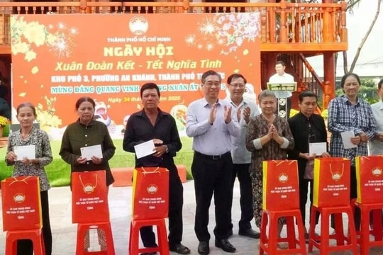 HCM City presents Tet gifts worth 110 billion VND to poor, policy beneficiaries
