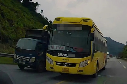 Vượt ẩu trên cao tốc, tài xế xe khách bị phạt 5 triệu đồng, trừ 2 điểm giấy phép lái xe