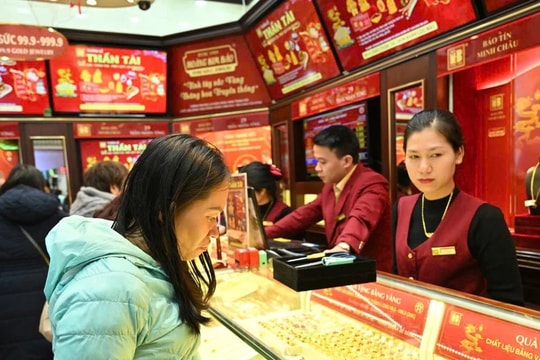 Bất chấp mưa lạnh, người dân vẫn xếp hàng mua vàng ngày vía Thần Tài 