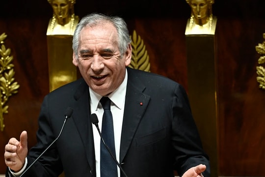 Thủ tướng Pháp vượt qua cuộc bỏ phiếu bất tín nhiệm tại Quốc hội