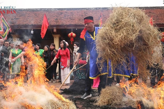 Đình Thị Cấm ‘đỏ lửa’ trong lễ hội thổi cơm thi dịp đầu xuân Ất Tỵ