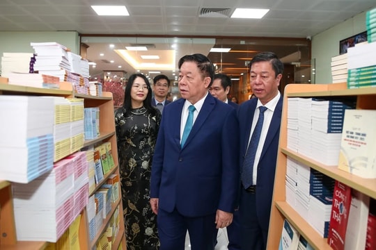 Trưởng Ban Tuyên giáo và Dân vận Trung ương Nguyễn Trọng Nghĩa thăm Nhà xuất bản Chính trị quốc gia Sự thật