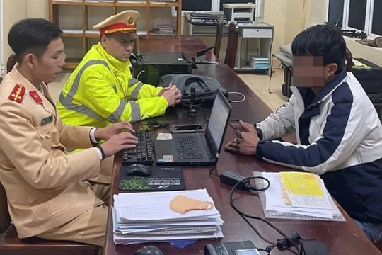 Cản trở xe ưu tiên đang làm nhiệm vụ, tài xế bị phạt tiền và trừ 4 điểm giấy phép lái xe