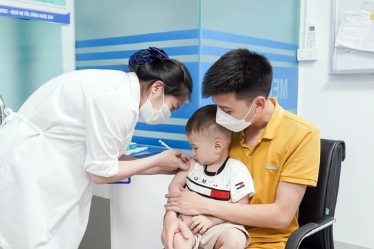 Số lượng người dân đi tiêm vaccine phòng cúm mùa tăng