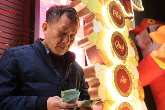 Hà Nội: Người đàn ông hơn 10 năm liên tiếp xếp hàng mua vàng ngày vía Thần Tài