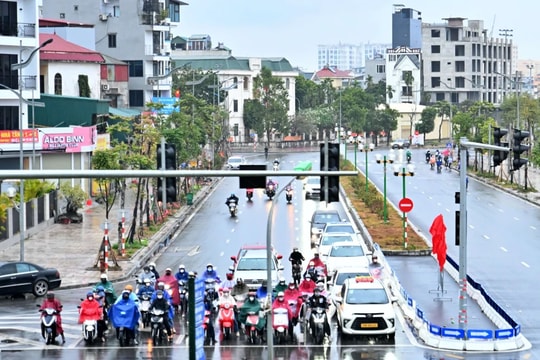 Người dân Hà Nội đội mưa mù đi làm