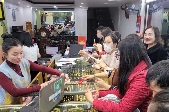 Người dân Hà Tĩnh đội mưa mua vàng cầu may ngày Thần Tài