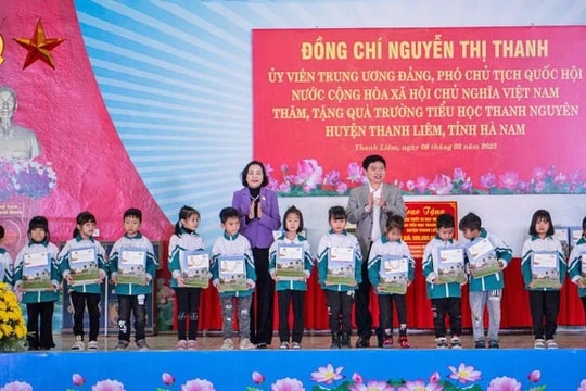 Phó Chủ tịch Quốc hội Nguyễn Thị Thanh thăm, tặng quà tại Trường Tiểu học Thanh Nguyên, Hà Nam