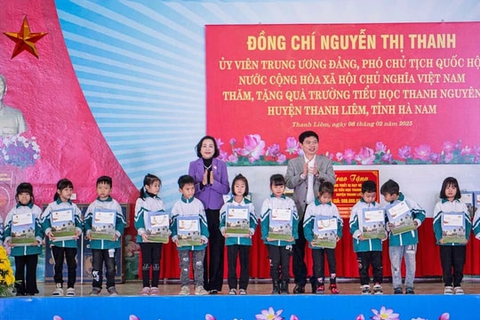 Phó Chủ tịch Quốc hội Nguyễn Thị Thanh thăm, tặng quà tại Hà Nam