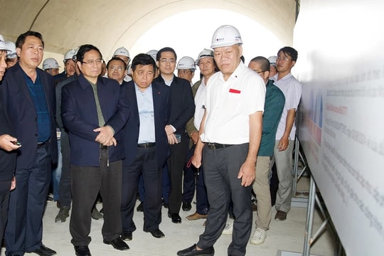 Thủ tướng Phạm Minh Chính kiểm tra một số dự án giao thông trọng điểm tại Quảng Ngãi