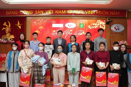 Bệnh viện Tim Hà Nội trao hơn 400 triệu đồng hỗ trợ các bệnh nhân dịp Tết Nguyên Đán 2025