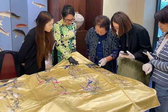 Đường thêu nét nhuộm kể vàng son