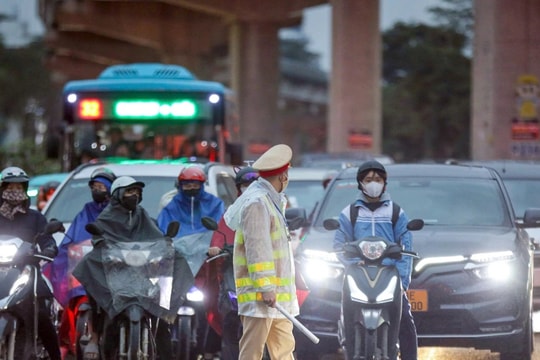 Thông tin “dừng xe mặc áo mưa bị phạt 14 triệu đồng” là thiếu chính xác, gây hiểu nhầm cho người dân