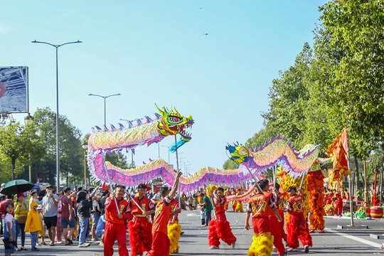 Hơn 100 đoàn lân sư rồng đồng diễn tại Bình Dương