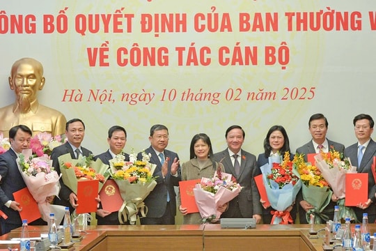 Phó Chủ tịch Quốc hội Nguyễn Khắc Định trao quyết định của Ban Thường vụ Đảng ủy Quốc hội về công tác cán bộ