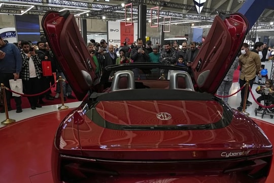 Iran nới lỏng hạn chế nhập khẩu ô tô và iPhone: Động thái hướng tới mở cửa?