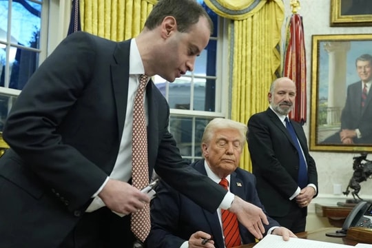 Tổng thống Donald Trump ký sắc lệnh “quay trở lại với đồ nhựa”