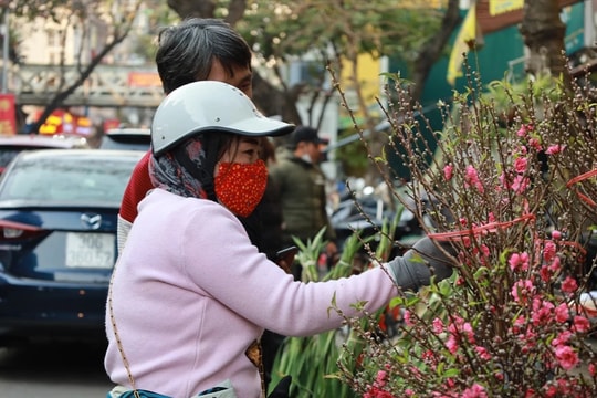 Người cần mẫn “níu giữ” không khí Tết cho Hà Nội