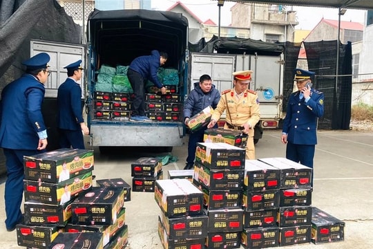 Lạng Sơn: Phát hiện, thu giữ gần 2,7 tấn xúc xích không rõ nguồn gốc xuất xứ