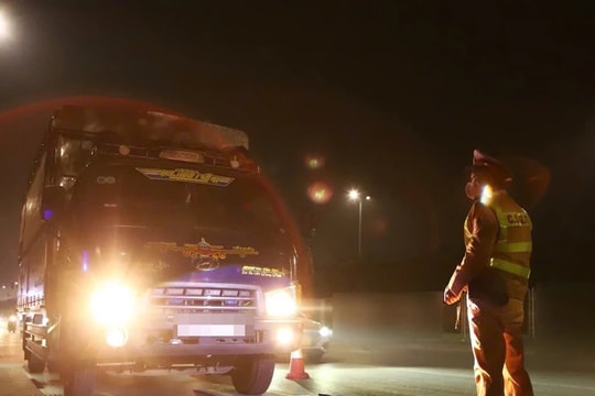 CSGT Hà Nội ‘đột xuất’ kiểm tra trong đêm, nhiều xe quá tải bị xử lý