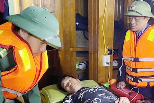 Cứu hộ thành công 6 ngư dân gặp nạn trên biển Hà Tĩnh