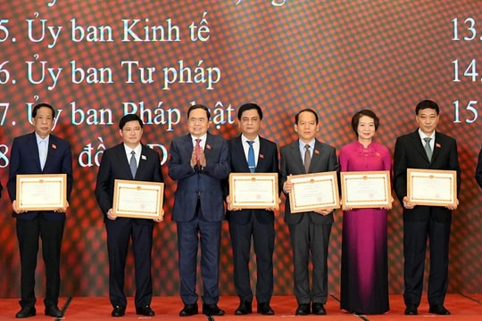 Chủ tịch Quốc hội Trần Thanh Mẫn dự Lễ công bố, trao quyết định khen thưởng và phát động phong trào thi đua năm 2025