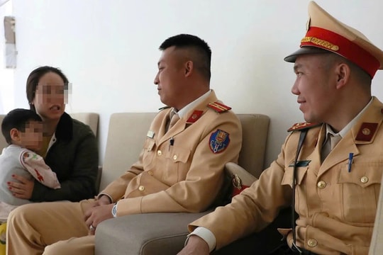 Cảnh sát giao thông Hà Nội kịp thời dùng mô tô đặc chủng đưa bé trai đi cấp cứu