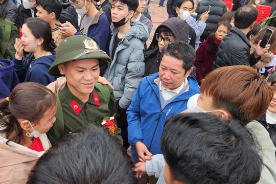 Xúc động giây phút tiễn các tân binh lên đường nhập ngũ 