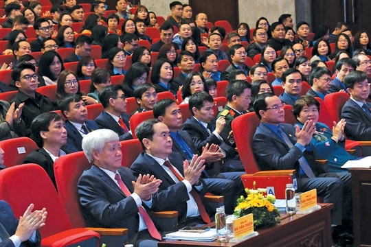 Chủ tịch Quốc hội Trần Thanh Mẫn dự Hội nghị toàn quốc đầu tiên biểu dương công nhân lao động tiêu biểu là đảng viên 