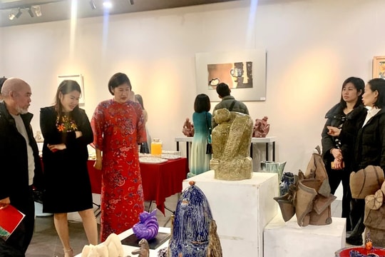 Gốm truyền thống "gặp" nghệ thuật đương đại