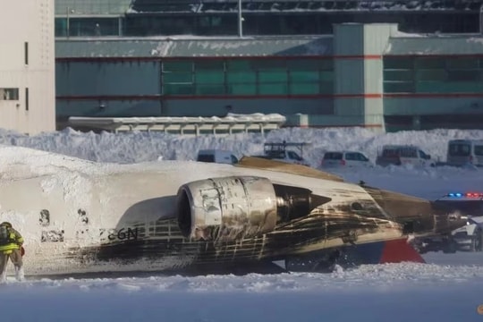 Canada: Máy bay Delta chở khách bị lật ngược khi hạ cánh tại sân bay Toronto 