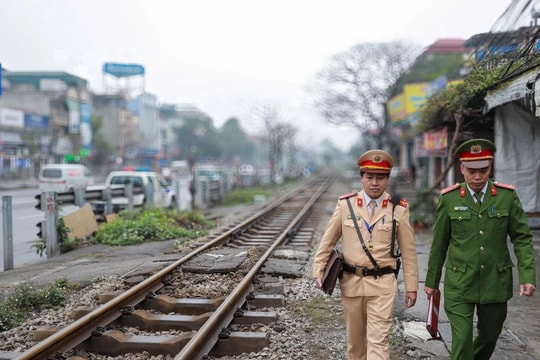 Cảnh sát giao thông Hà Nội kiểm tra, xử lý vi phạm hành lang an toàn giao thông đường sắt