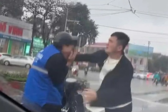 Nghệ An: Nam shipper bị đánh tới tấp ngay giữa đường