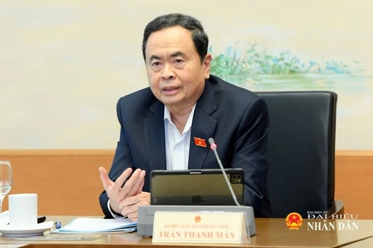 Chủ tịch Quốc hội Trần Thanh Mẫn ký ban hành các Nghị quyết vừa được Quốc hội thông qua tại Kỳ họp bất thường lần thứ Chín