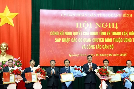 UBND tỉnh Quảng Bình công bố các nghị quyết về sắp xếp tổ chức và quyết định công tác cán bộ