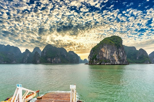 Giao thông thuận lợi, du lịch Cát Bà được "đánh thức"