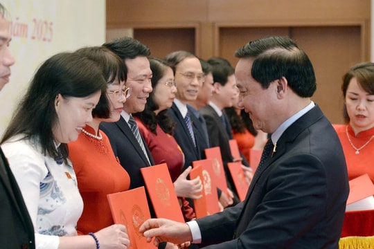 Ủy ban Thường vụ Quốc hội tổ chức Lễ công bố và trao Nghị quyết về công tác cán bộ 