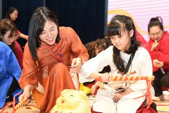 Lễ hội mùa xuân - Xây những nhịp cầu năm 2025: Gìn giữ văn hóa truyền thống Việt