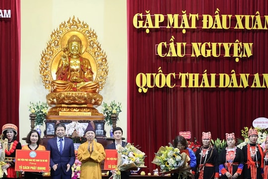 Học viện Phật giáo Việt Nam trao tặng tủ sách cho các trường học