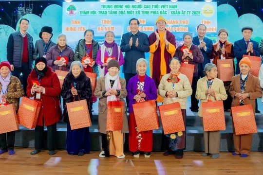 Trung ương Hội Người cao tuổi Việt Nam thăm hỏi, tặng quà các bậc lão niên tại chùa Ba Vàng