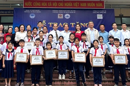 Trao tặng Tủ sách Nhân ái cho học sinh Quy Nhơn