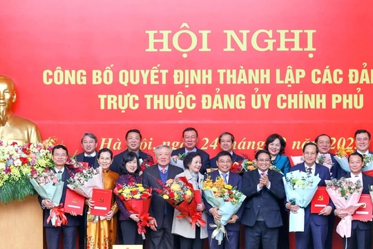 Thủ tướng Phạm Minh Chính trao quyết định thành lập 15 đảng bộ thuộc Đảng ủy Chính phủ