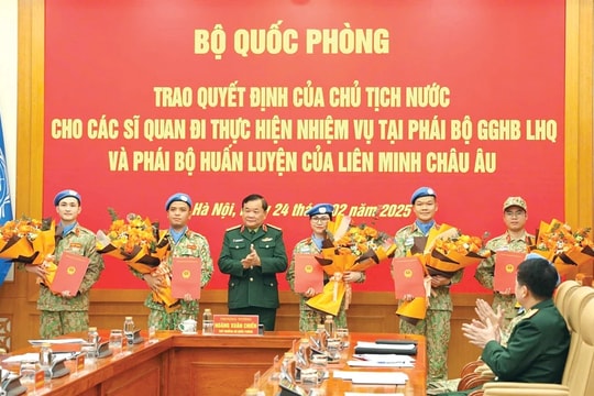 Trao quyết định cho 5 sĩ quan lên đường thực hiện nhiệm vụ gìn giữ hòa bình