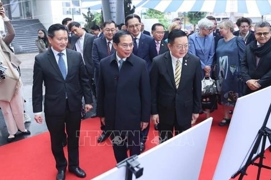 Khai mạc Triển lãm ảnh 'Hành trình 30 năm Việt Nam tham gia ASEAN'